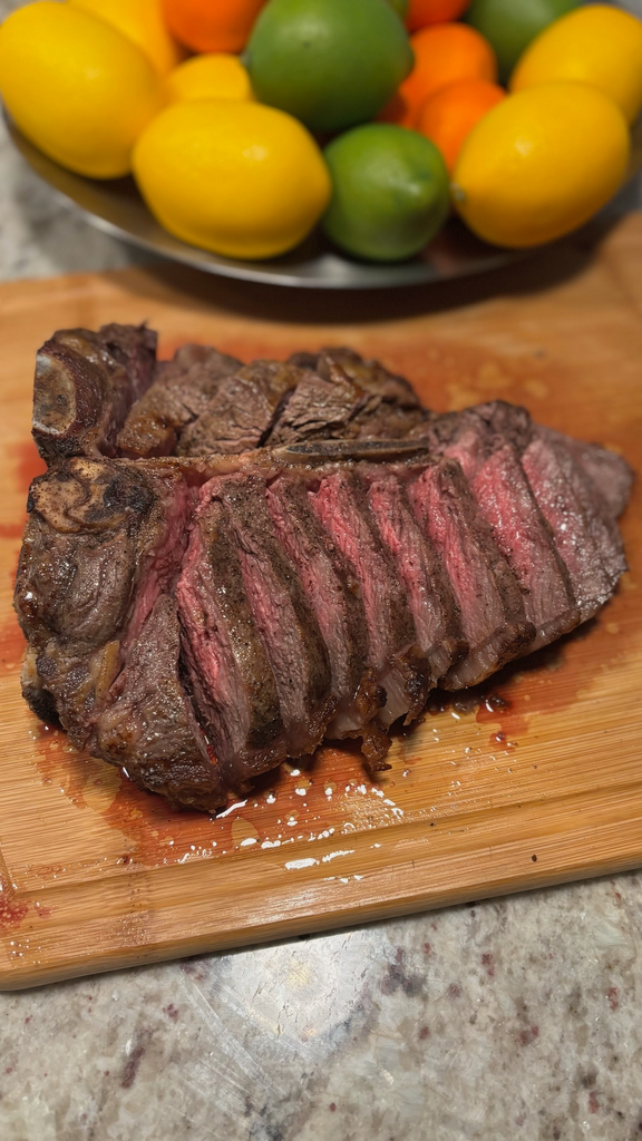 Wagyu Porterhouse/T-bone Steak MS6/7